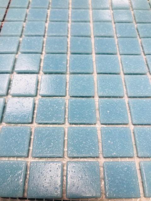 Pâte de verre bleu clair , 2 x 2 cm , par 100 g .