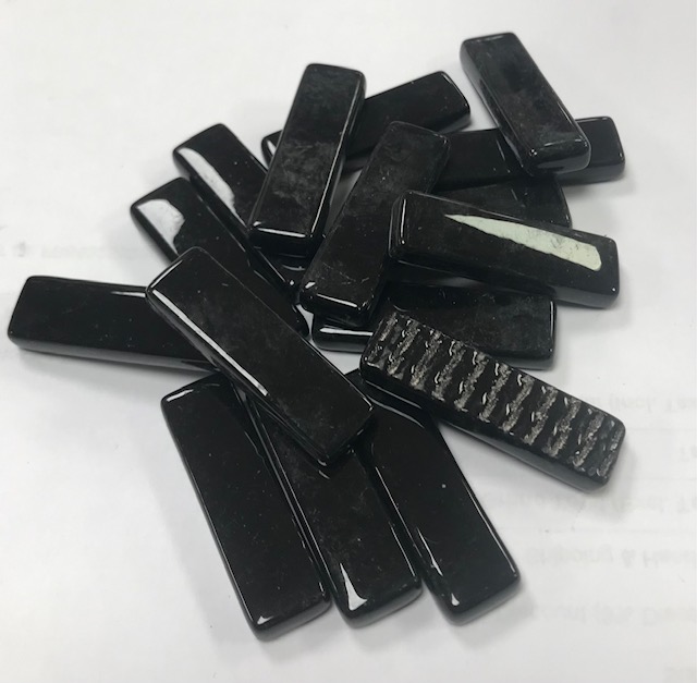 Rectangle Noir - 4 x 1 cm , par 100 g .