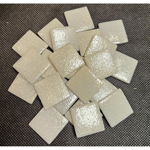 [372] Pâte de verre 372 (Nuagé Crème) 2,3 x 2,3 cm, vendu par 100g