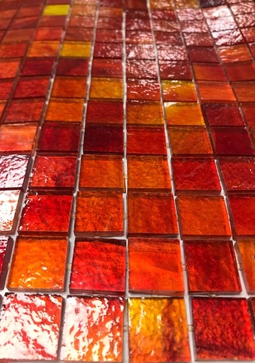 [karma 976] Karma 2 x 2 cm - rouge , orangé , à la plaque .